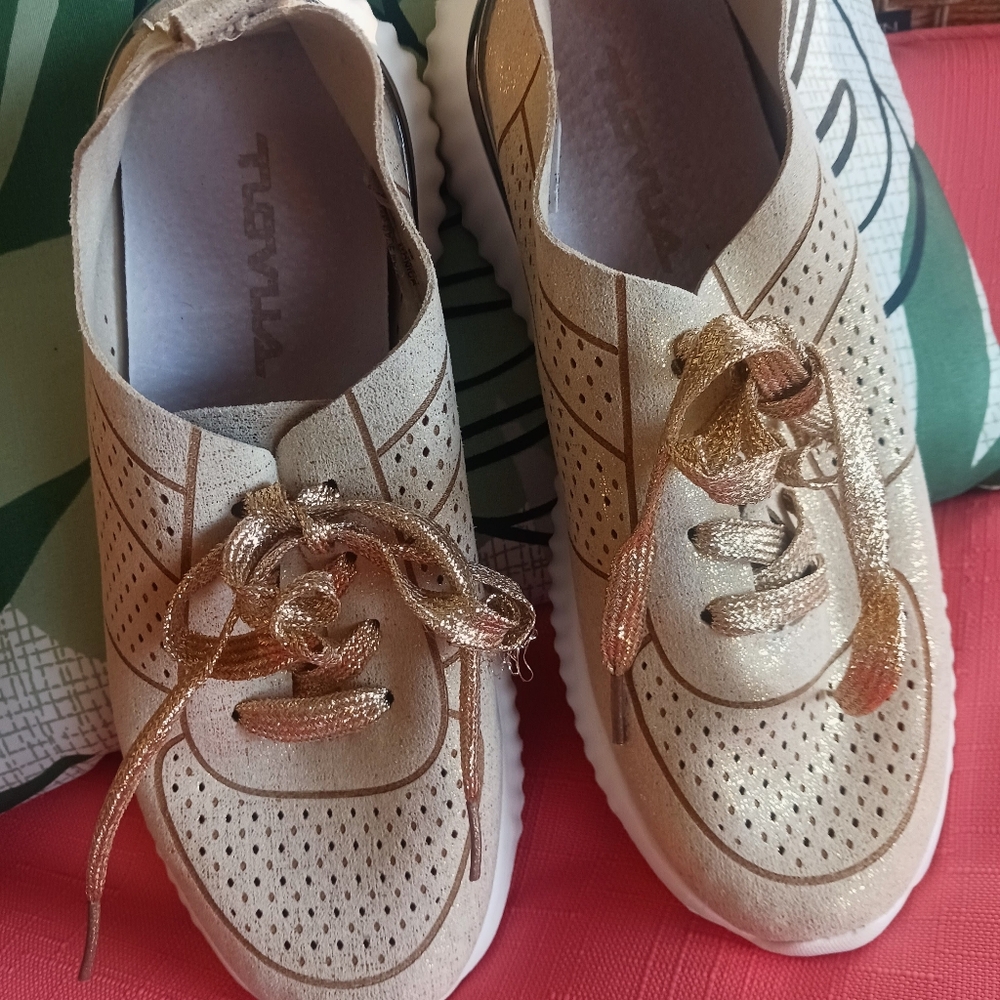 Tuovlla Metallic Gold Super Lightweight Sneakers Women's 8 Style:Monica